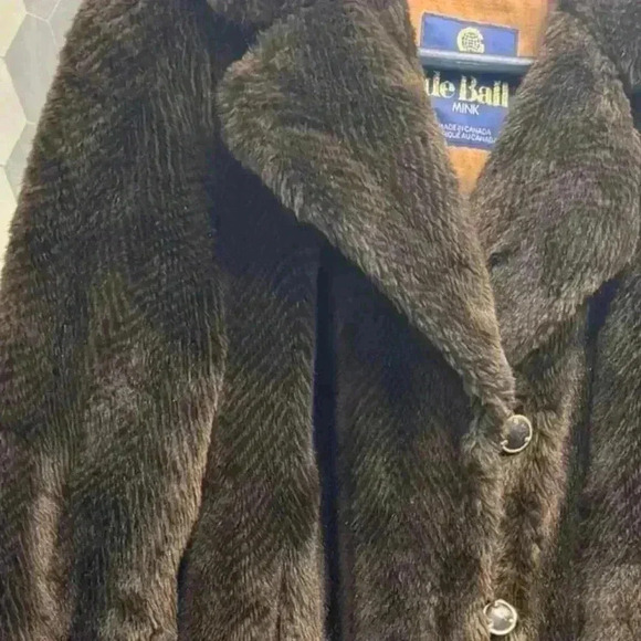 De ball stunning brown chevron faux fur coat. Well made and very good c… - Picture 10 of 10